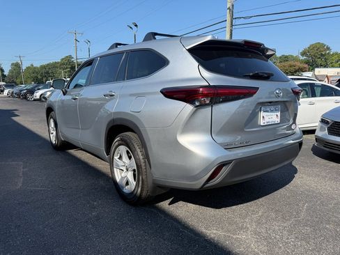 Used 2021 Toyota Highlander LE AWD/4WD image 11