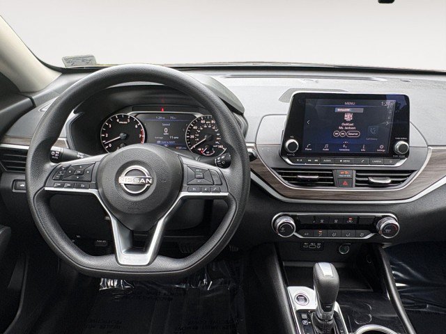 Used 2024 Nissan Altima 2.5 SV FWD image 2