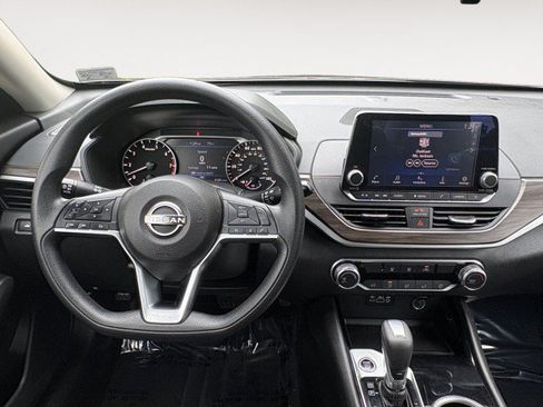 Used 2024 Nissan Altima 2.5 SV FWD image 2