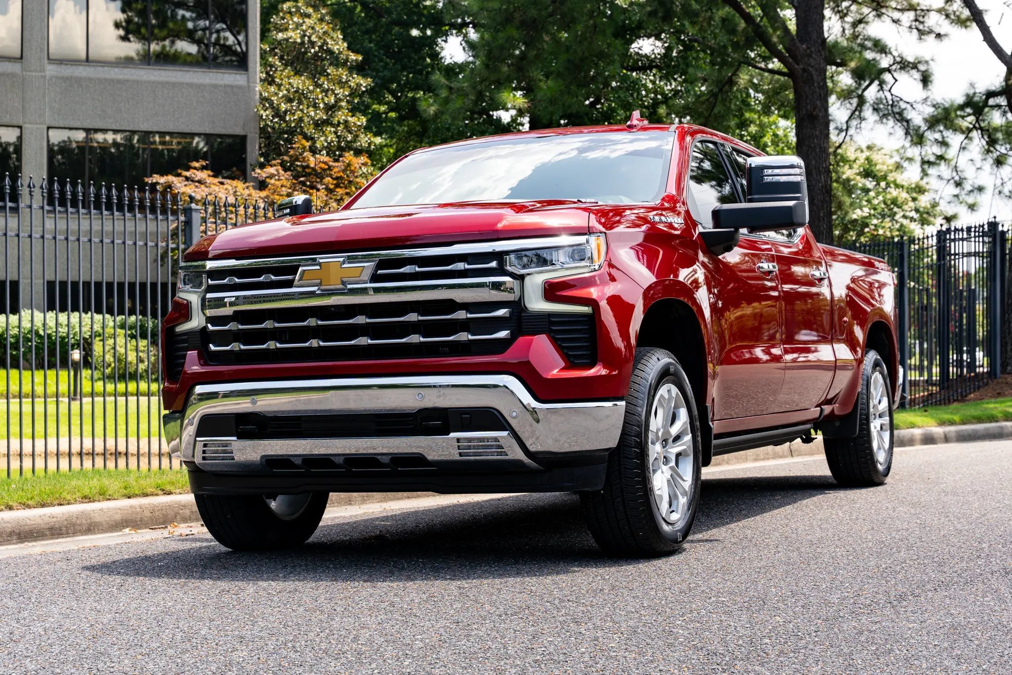 Used 2024 Chevrolet Silverado 1500 LTZ AWD/4WD image 2