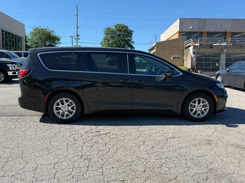 Used 2023 Chrysler Pacifica Touring-L FWD image 5