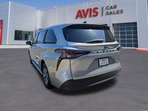 Used 2025 Toyota Sienna LE FWD image 9