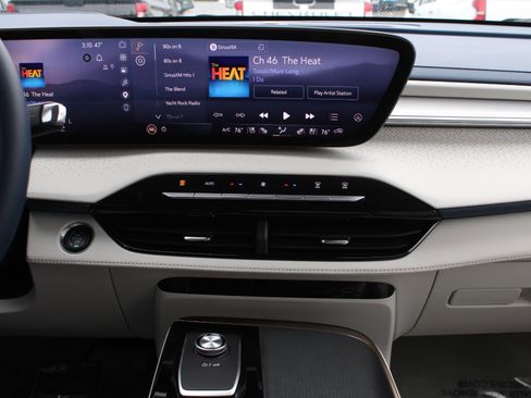 Used 2025 Buick Enclave Avenir w/ LPO, Floor Liner Package AWD/4WD image 13