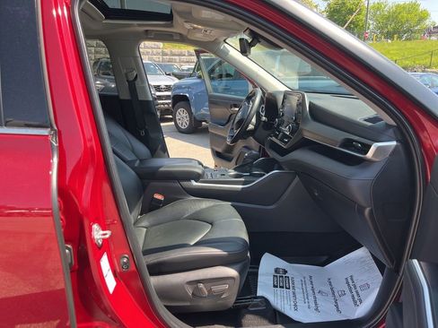 Used 2022 Toyota Highlander XLE AWD/4WD image 15