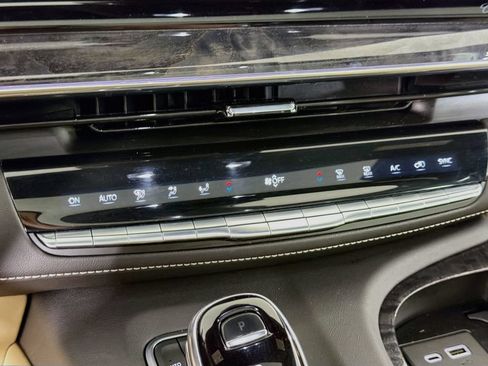 Used 2021 Cadillac Escalade ESV Premium Luxury w/ LPO, Illumination Package AWD/4WD image 17