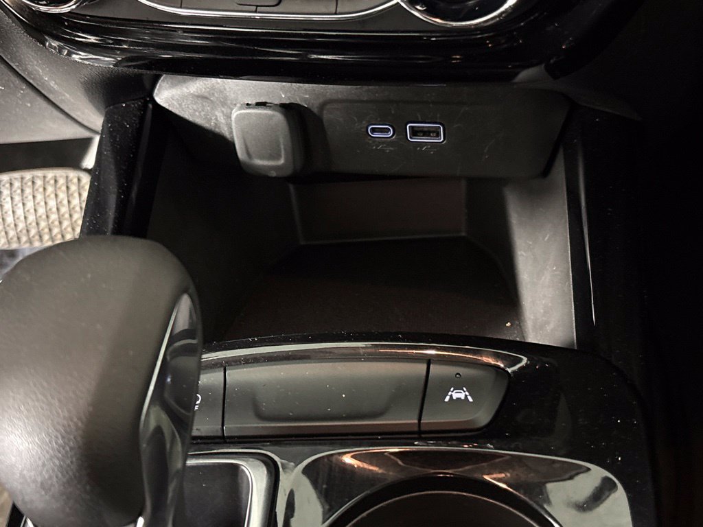 Used 2025 Chevrolet Trax LT w/ LT Convenience Package FWD image 37