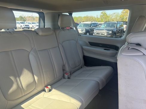 Used 2023 Jeep Wagoneer L 4WD w/ Premium Group I image 17