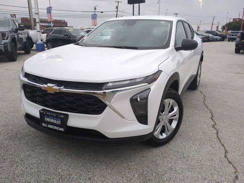 Used 2025 Chevrolet Trax LS w/ Driver Confidence Package FWD image 1