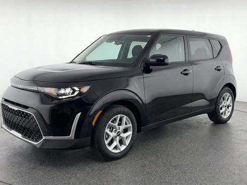 Used 2025 Kia Soul LX w/ LX Technology Package FWD image 3