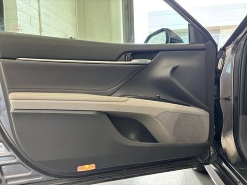 Used 2018 Toyota Camry XLE FWD image 10