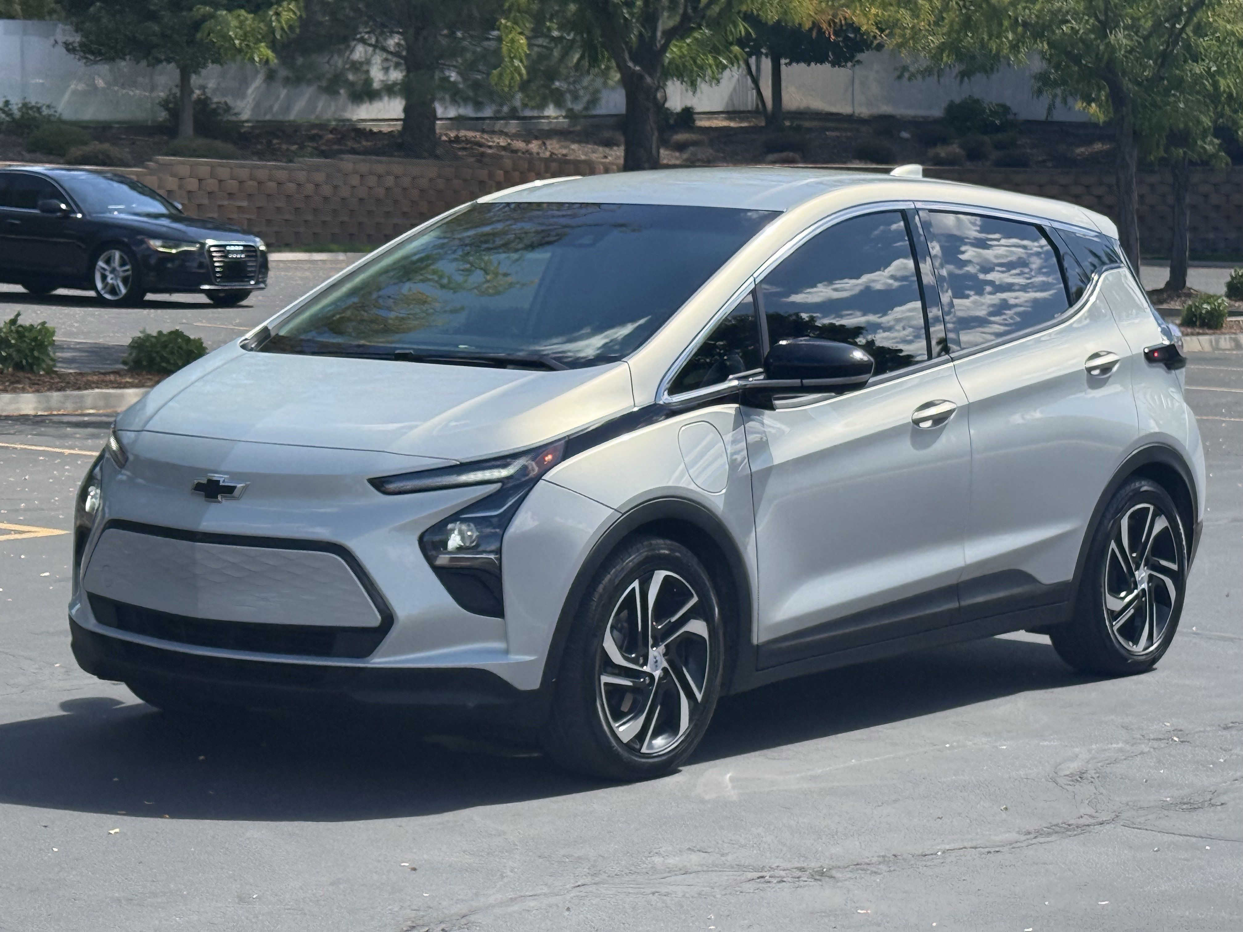 Used 2022 Chevrolet Bolt LT w/ Infotainment Package FWD image 8