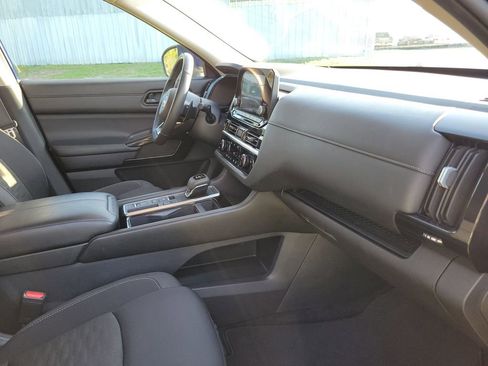 Used 2024 Nissan Pathfinder SV FWD image 36