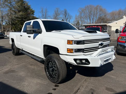 Used 2019 Chevrolet Silverado 2500 LT w/ Custom Sport Edition image 9
