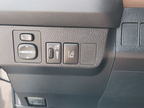 Used 2017 Toyota RAV4 LE FWD image 22