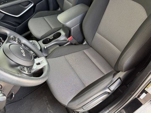 Used 2025 Kia Soul LX w/ LX Technology Package FWD image 35
