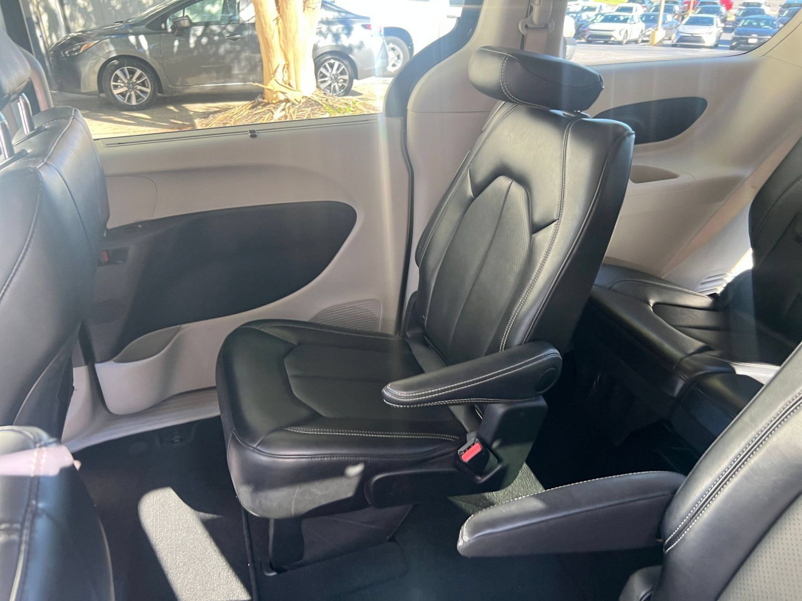 Used 2024 Chrysler Pacifica Touring-L FWD image 40