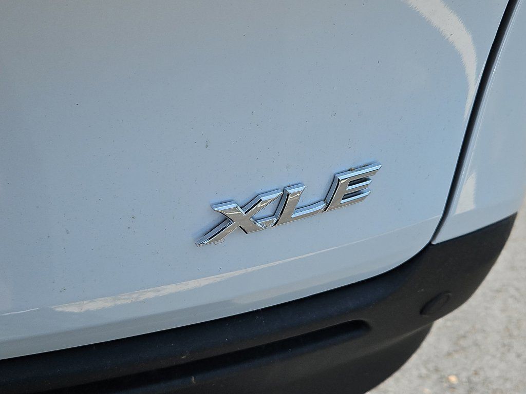 New 2026 Toyota Sienna XLE AWD/4WD image 4