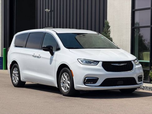 Used 2025 Chrysler Pacifica Select FWD image 4