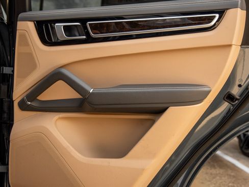Certified 2019 Porsche Cayenne AWD/4WD image 40