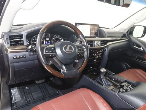 Used 2020 Lexus LX 570 4WD w/ Luxury Package image 29