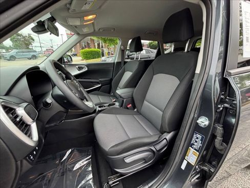 Used 2025 Kia Soul LX w/ LX Technology Package FWD image 25