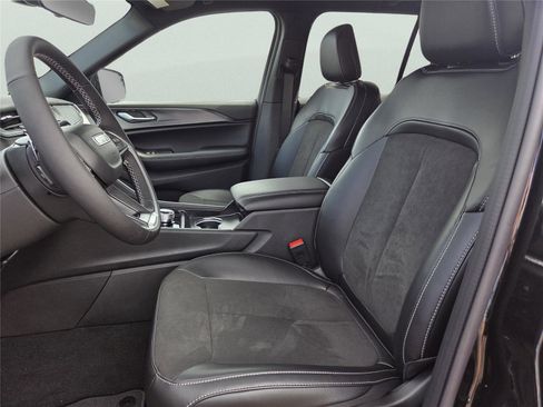 New 2025 Jeep Grand Cherokee Altitude image 18