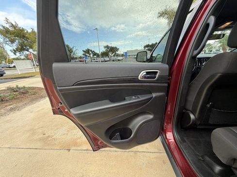 Used 2022 Jeep Grand Cherokee Laredo E image 23