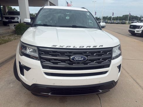Used 2018 Ford Explorer XLT w/ XLT Appearance Package AWD/4WD image 3