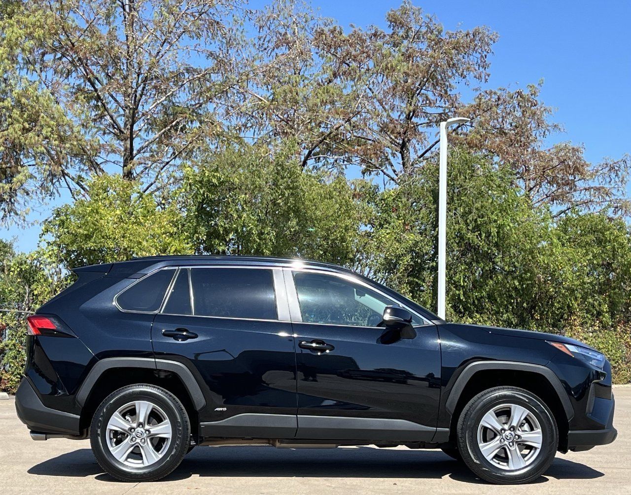 Used 2025 Toyota RAV4 XLE AWD/4WD image 3