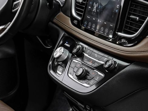 Used 2018 Chrysler Pacifica Limited image 23