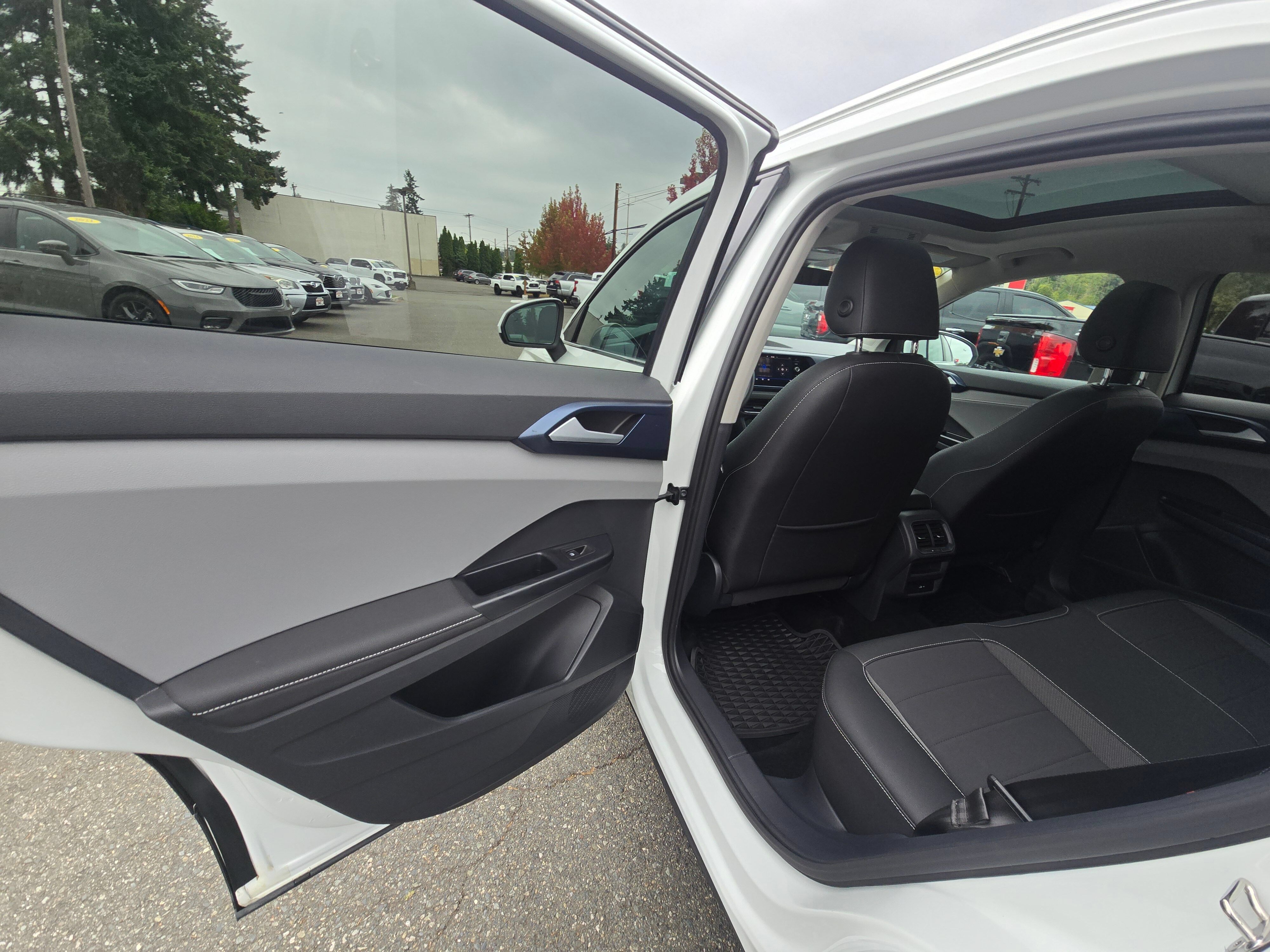Used 2024 Volkswagen Taos SE w/ Panoramic Sunroof Package AWD/4WD image 15
