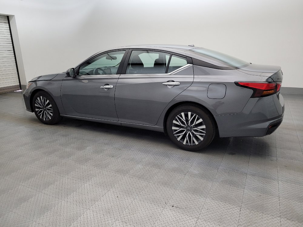 Used 2025 Nissan Altima 2.5 SV FWD image 3