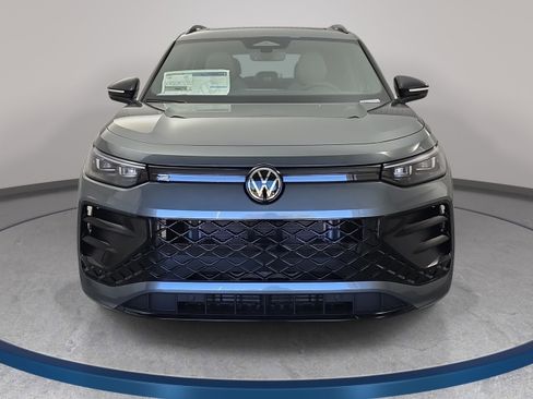 New 2026 Volkswagen Tiguan SE R-Line FWD image 2