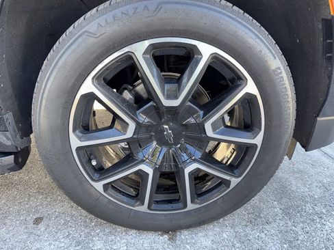 Used 2022 Chevrolet Suburban RST w/ Sport Performance Package image 44