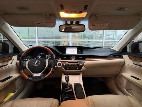 Used 2014 Lexus ES 300h w/ Luxury Package w/Bamboo Trim image 18