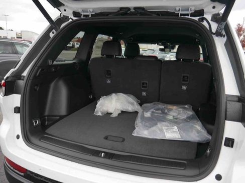 New 2025 Jeep Grand Cherokee Altitude image 8