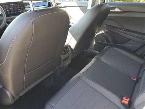 Certified 2025 Volkswagen Taos SE image 11