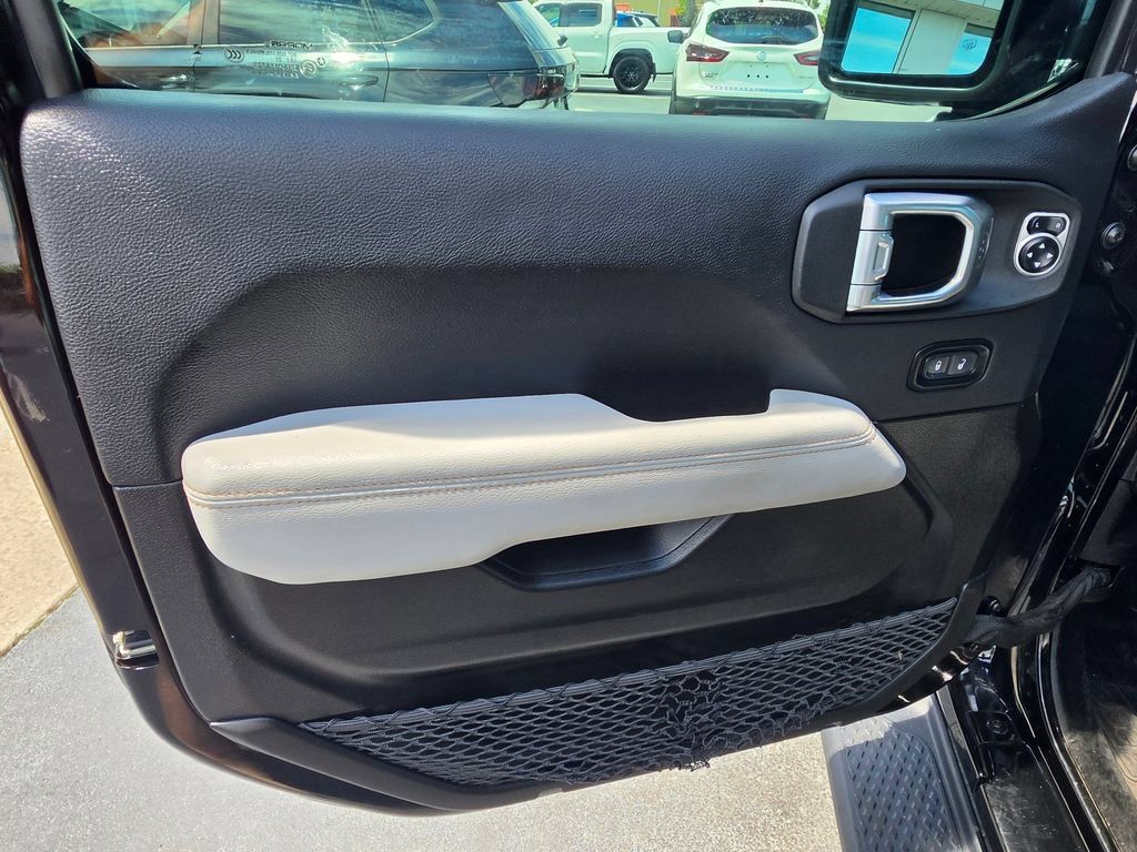 Used 2023 Jeep Gladiator Overland AWD/4WD image 14