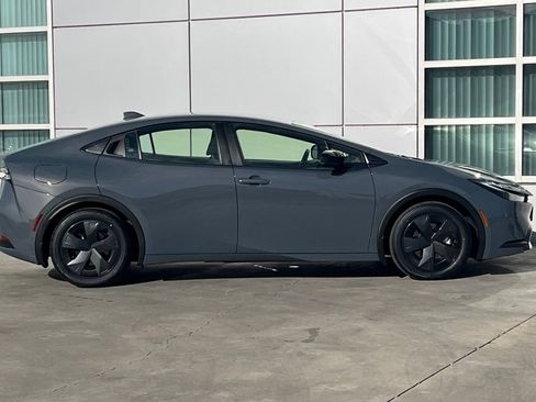 Used 2024 Toyota Prius Prime SE image 3