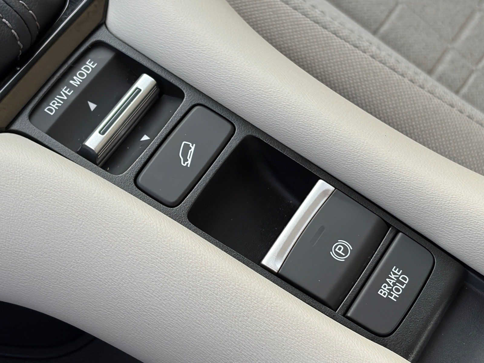 Used 2024 Honda HR-V LX image 28
