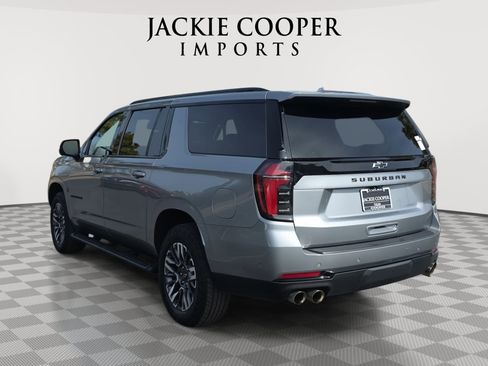 Used 2025 Chevrolet Suburban Z71 image 7