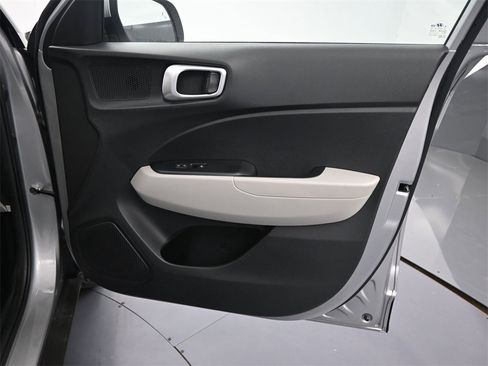 Used 2023 Hyundai Venue SEL image 19