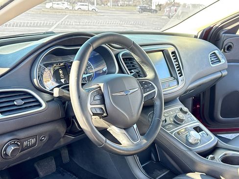 Used 2017 Chrysler 200 Limited Platinum image 4