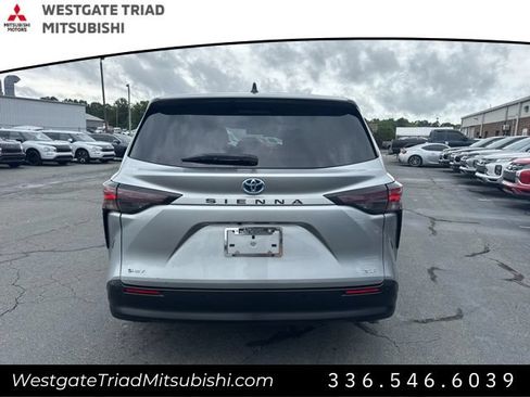 Used 2025 Toyota Sienna XLE FWD image 5