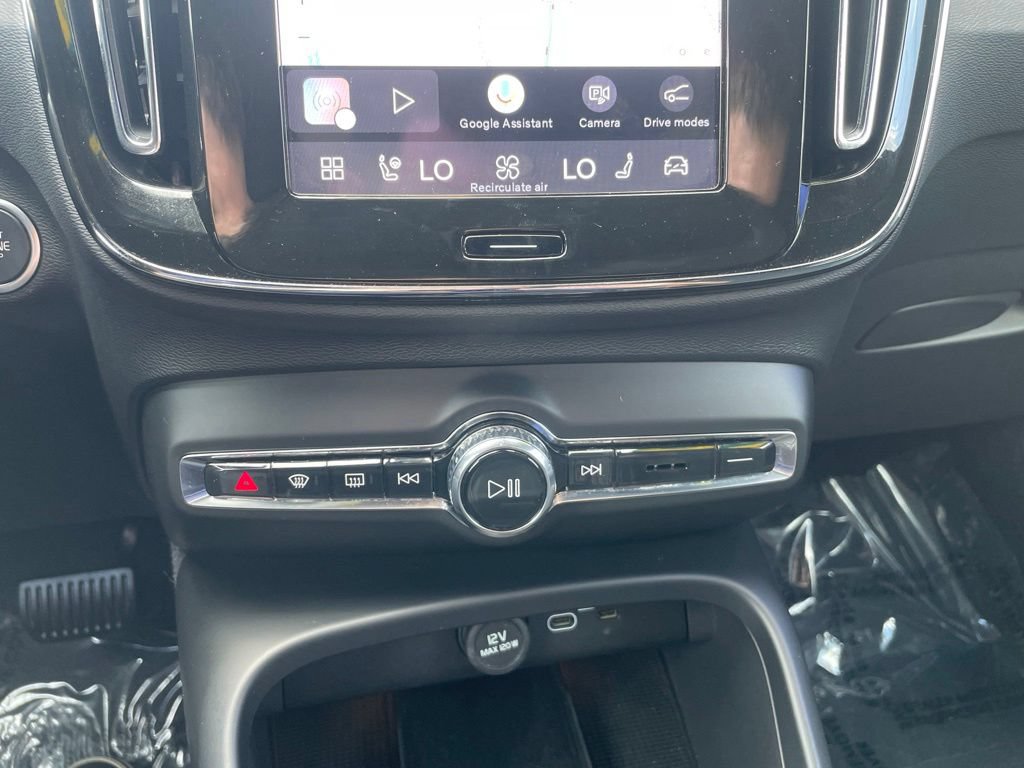 Certified 2025 Volvo XC40 B5 Plus AWD/4WD image 28