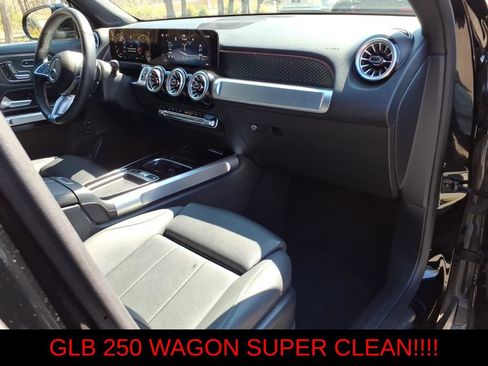 Used 2025 Mercedes-Benz GLB 250 4MATIC image 9