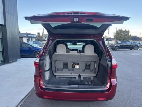 Used 2020 Toyota Sienna LE w/ LE Preferred Package image 8