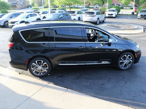 Used 2022 Chrysler Pacifica Pinnacle FWD image 5