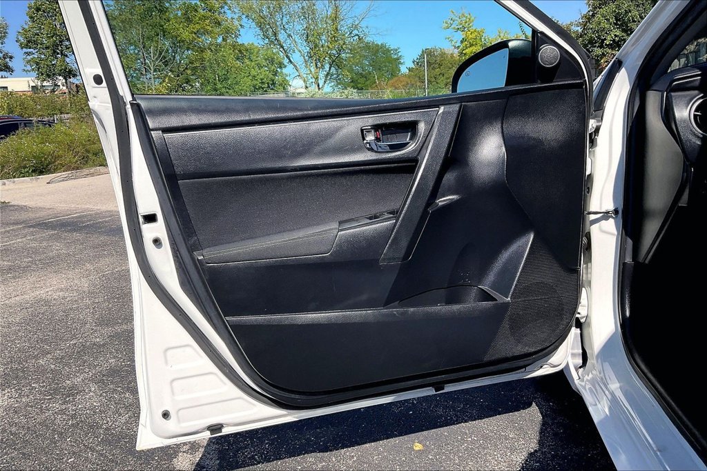 Used 2018 Toyota Corolla LE FWD image 22