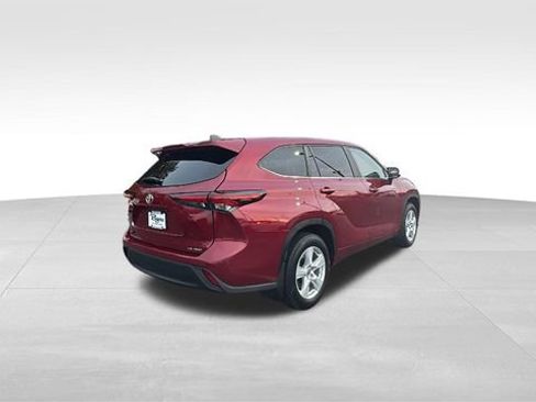 Used 2024 Toyota Highlander LE image 32